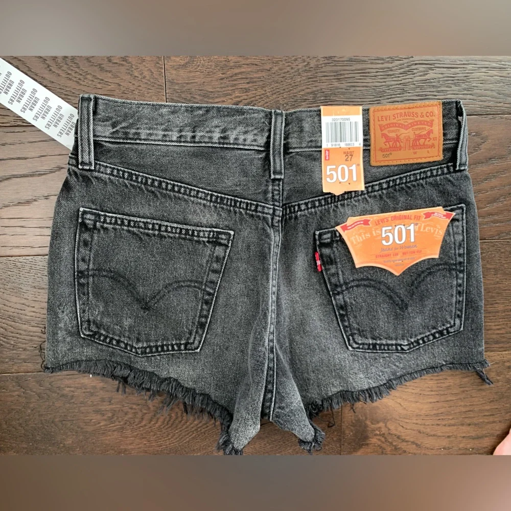 Levi's Women's 501 Shorts Mid Rise Signature Button Sz‎ 27 Black Distressed NWT - Picture 2 of 10